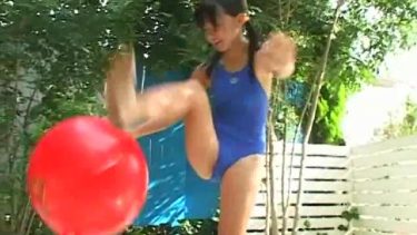 JK（C学生）13のジュニアアイドルが競泳水着で片足上げ開脚する過激動画レビュー！